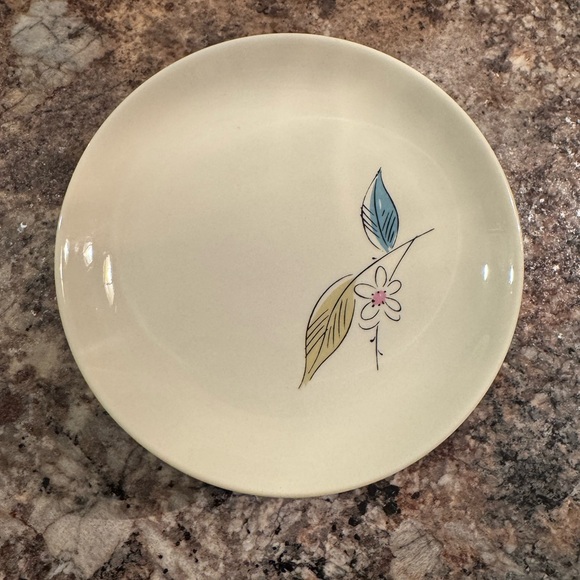 Vintage Salem China Company dinnerware in the "Biscayne" pattern - Picture 6 of 16